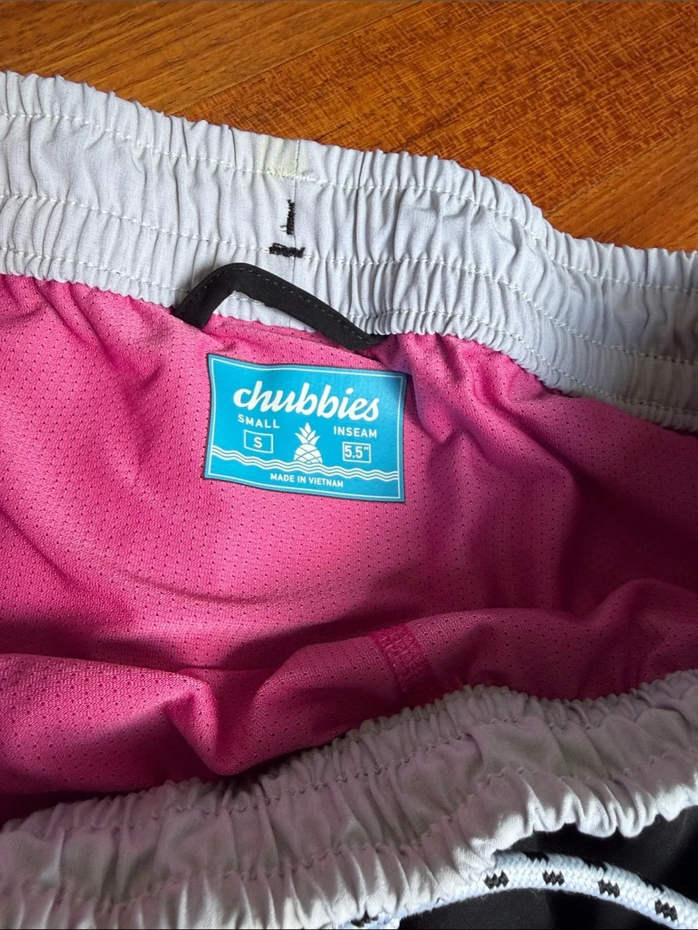 chubbies Black  Pink Lined Swim Shorts small 5.5 inseam